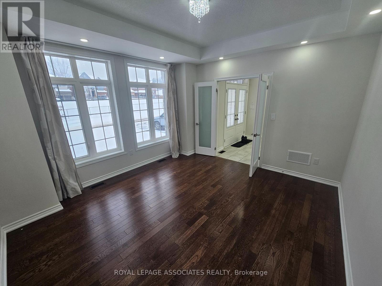 307 Reg Harrison Trail, Newmarket, Ontario  L3X 0M2 - Photo 3 - N12664354