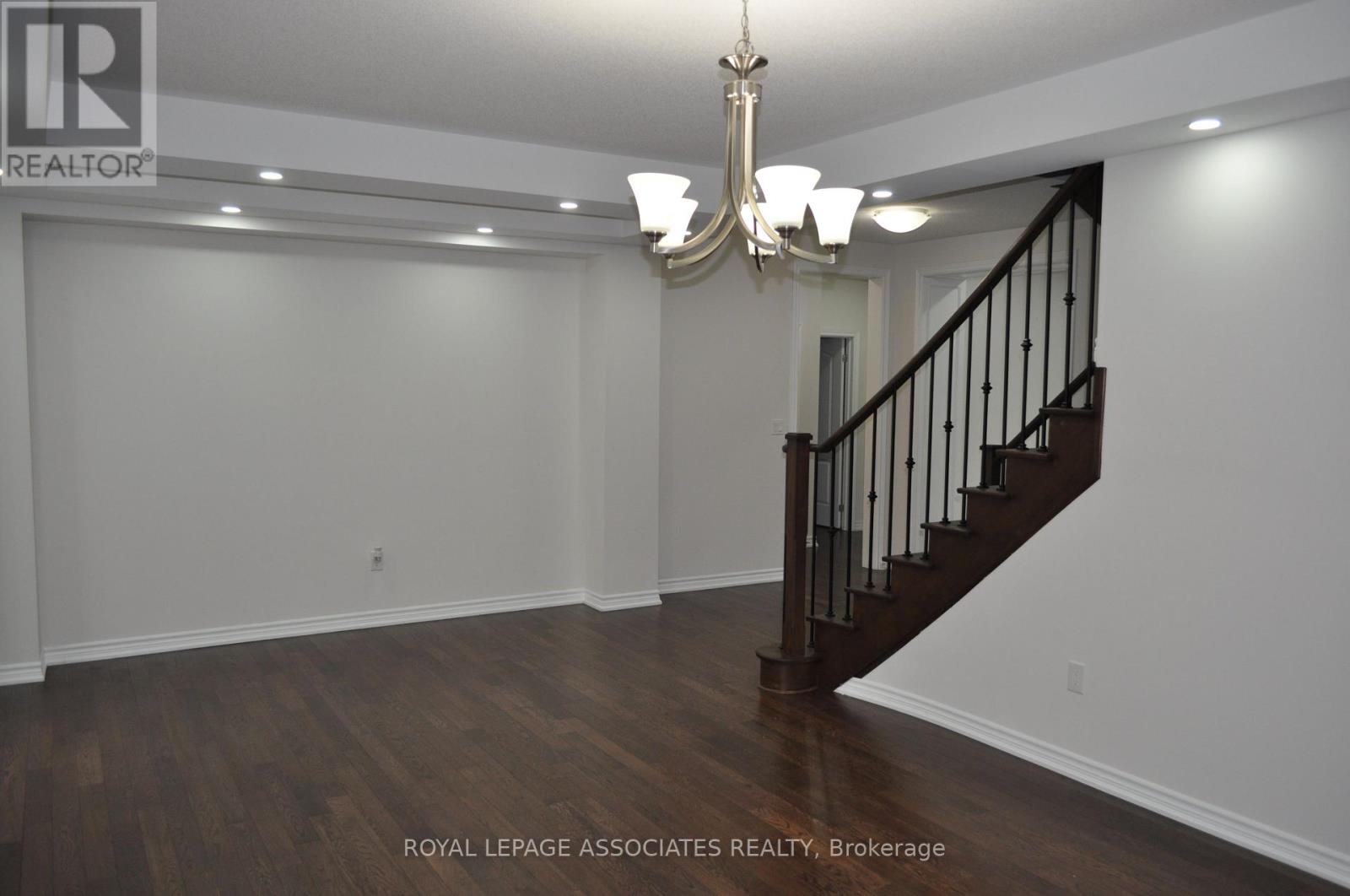 307 Reg Harrison Trail, Newmarket, Ontario  L3X 0M2 - Photo 5 - N12664354