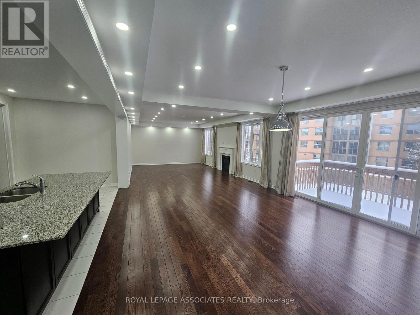 307 Reg Harrison Trail, Newmarket, Ontario  L3X 0M2 - Photo 8 - N12664354