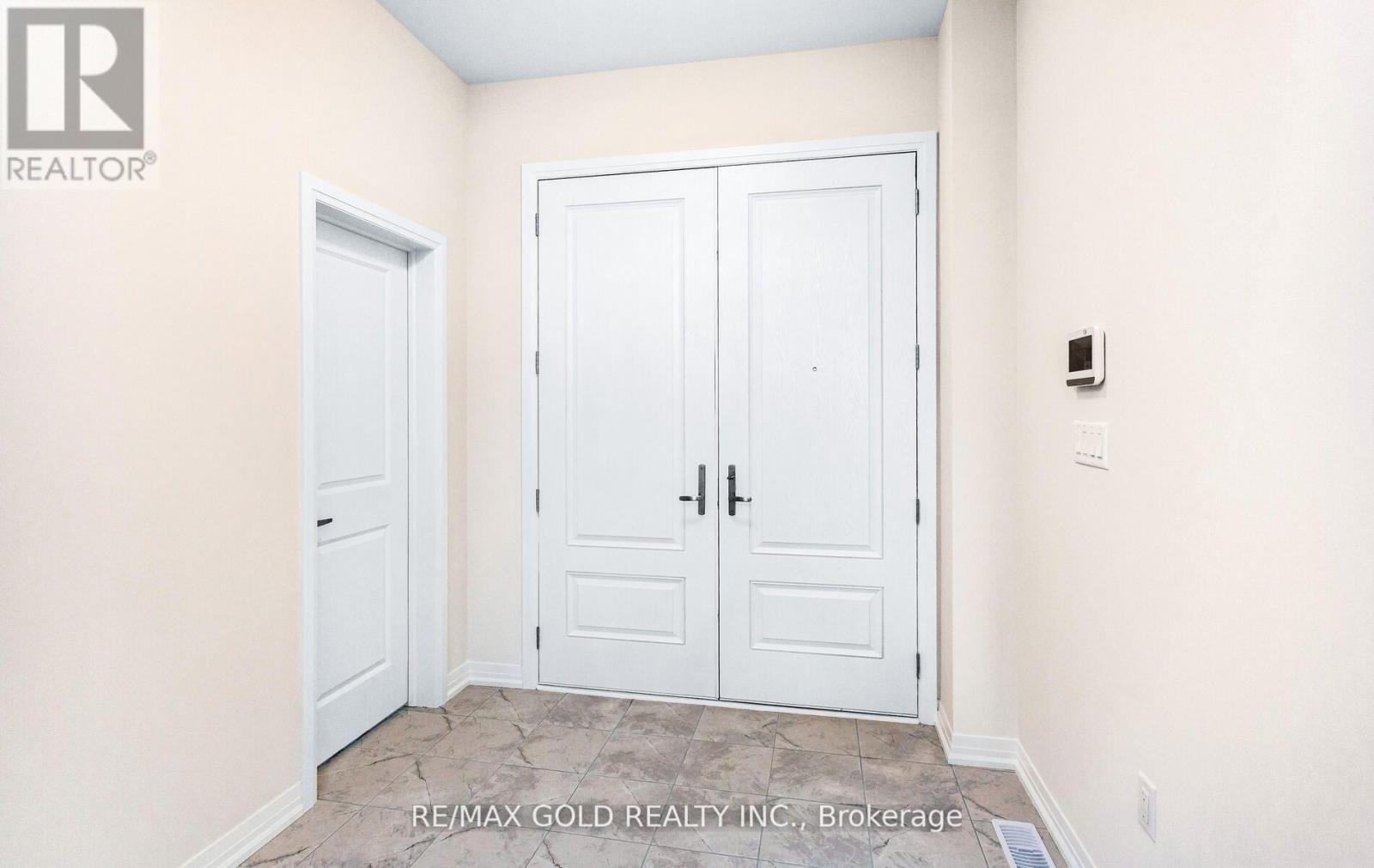 8 Boswell Drive, Brampton, Ontario  L6P 4R7 - Photo 4 - W12664330