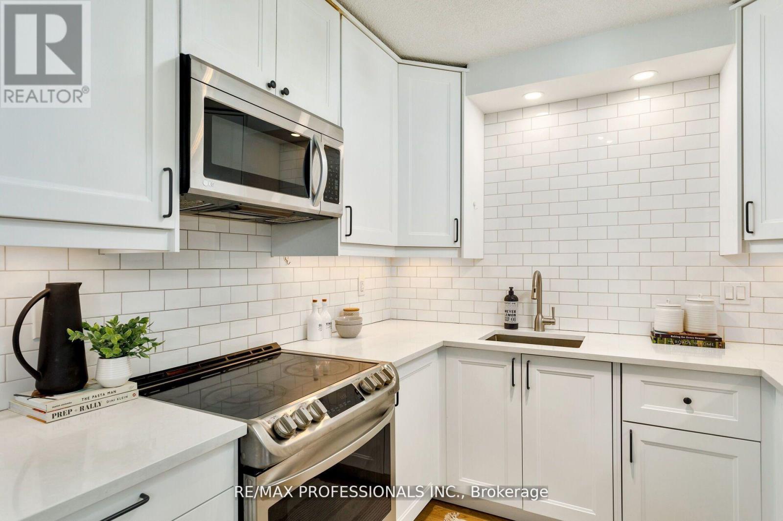 510 - 35 Ormskirk Avenue, Toronto, Ontario  M6S 1A8 - Photo 10 - W12664398