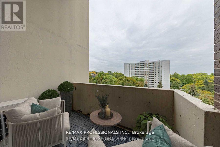 510 - 35 Ormskirk Avenue, Toronto, Ontario  M6S 1A8 - Photo 11 - W12664398