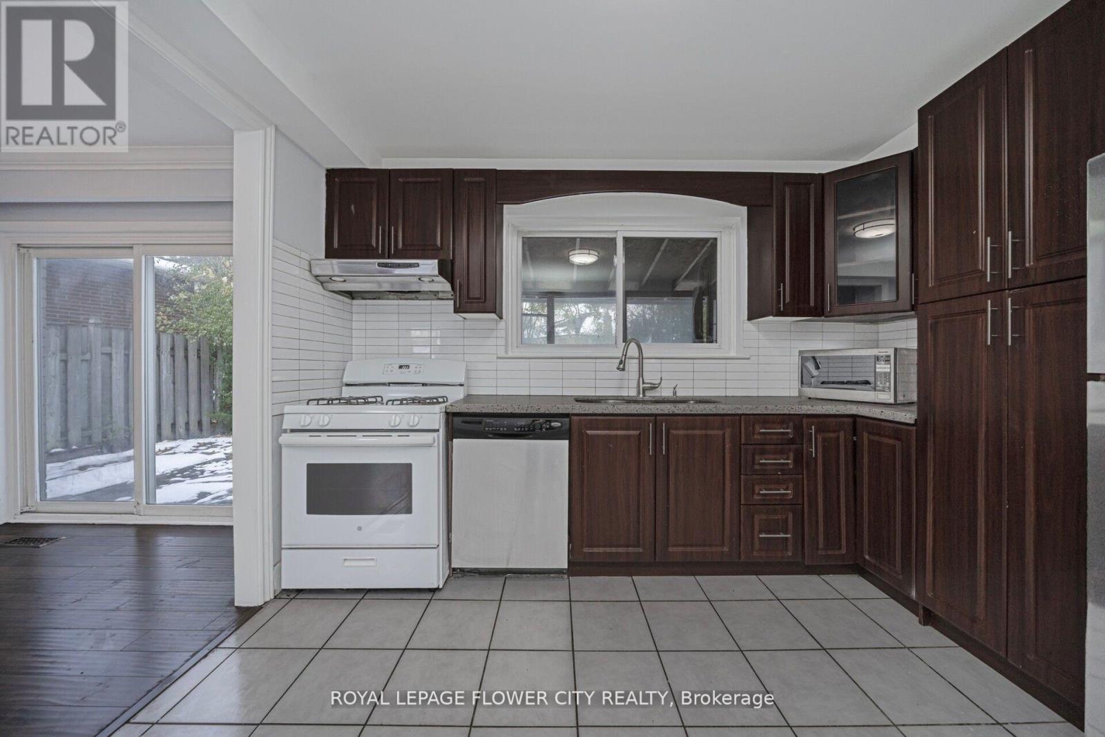 60 Lexington Avenue, Toronto, Ontario  M9V 2G8 - Photo 13 - W12664412