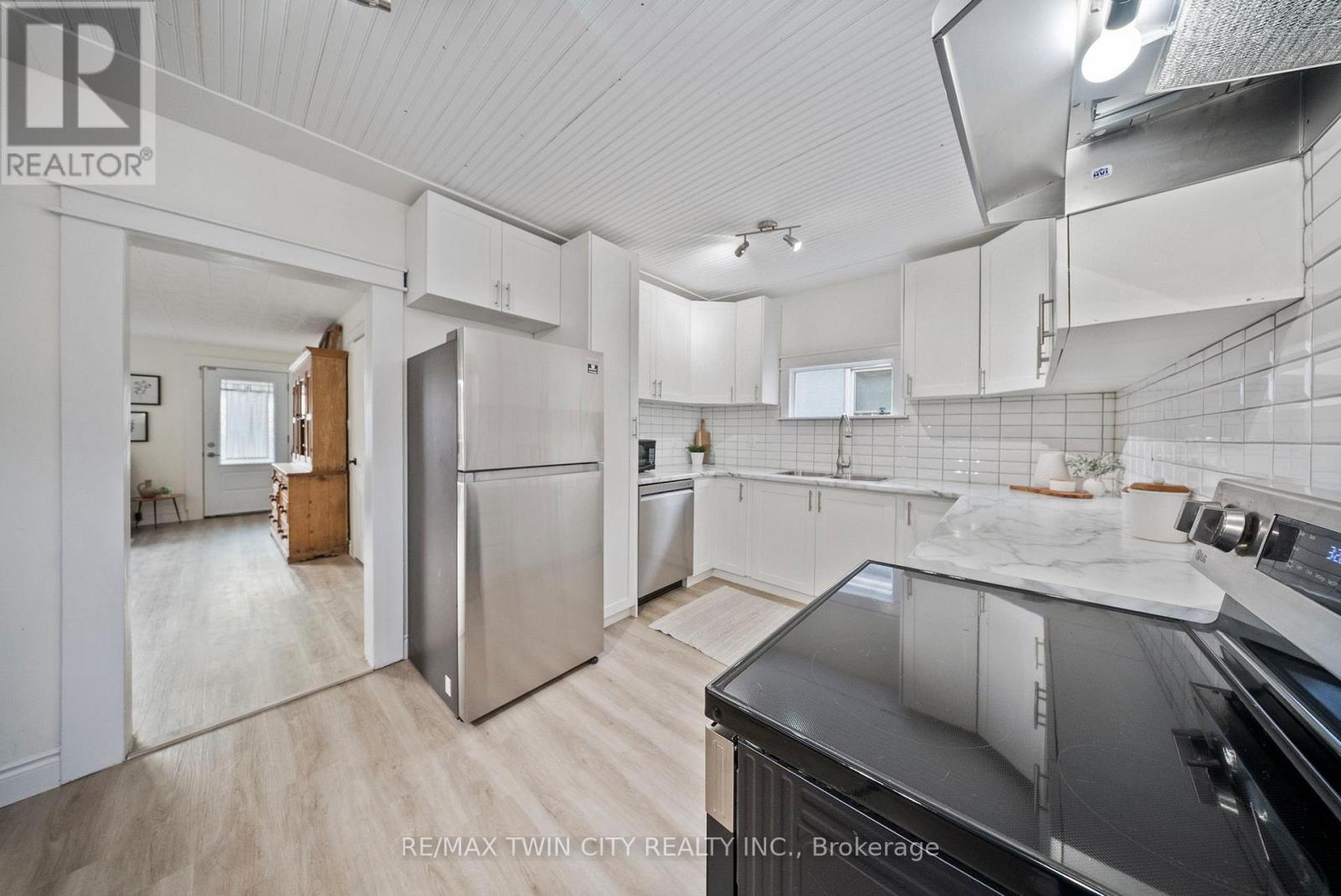 68 Oak Street, Brantford, Ontario  N3T 2B1 - Photo 9 - X12664378