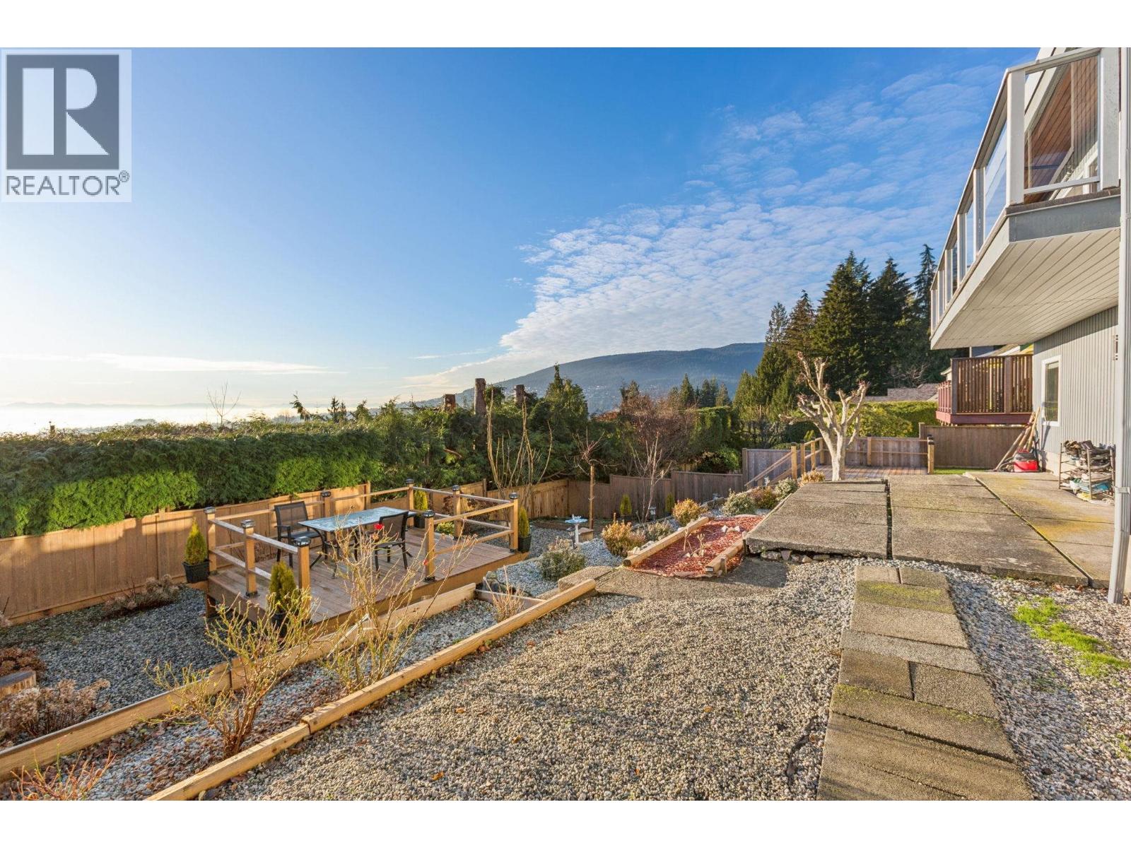 637 Alpine Court, North Vancouver, British Columbia  V7R 2L7 - Photo 35 - R3076159