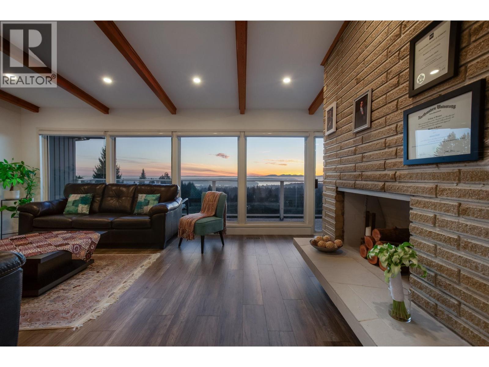 637 Alpine Court, North Vancouver, British Columbia  V7R 2L7 - Photo 4 - R3076159