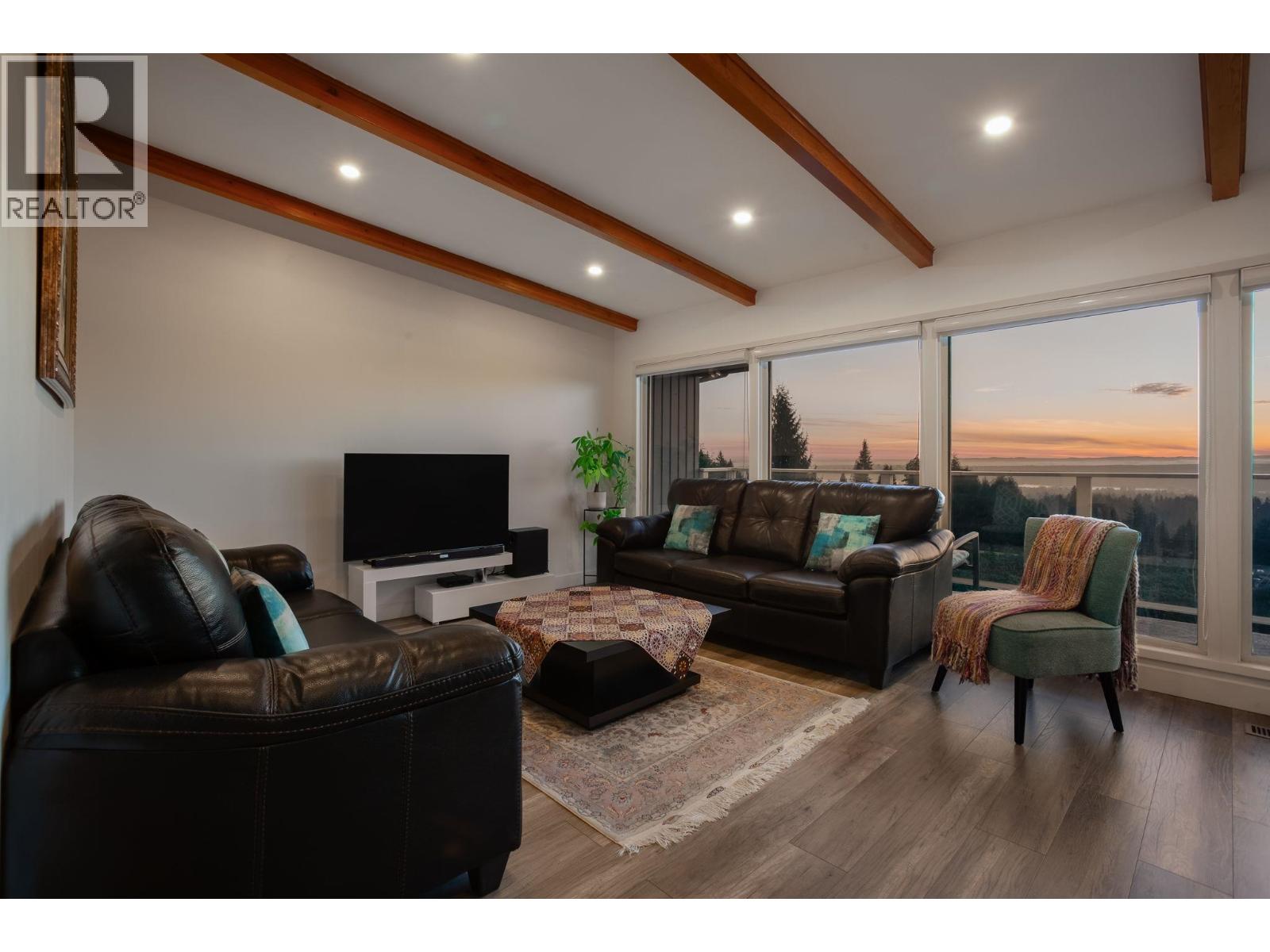 637 Alpine Court, North Vancouver, British Columbia  V7R 2L7 - Photo 5 - R3076159