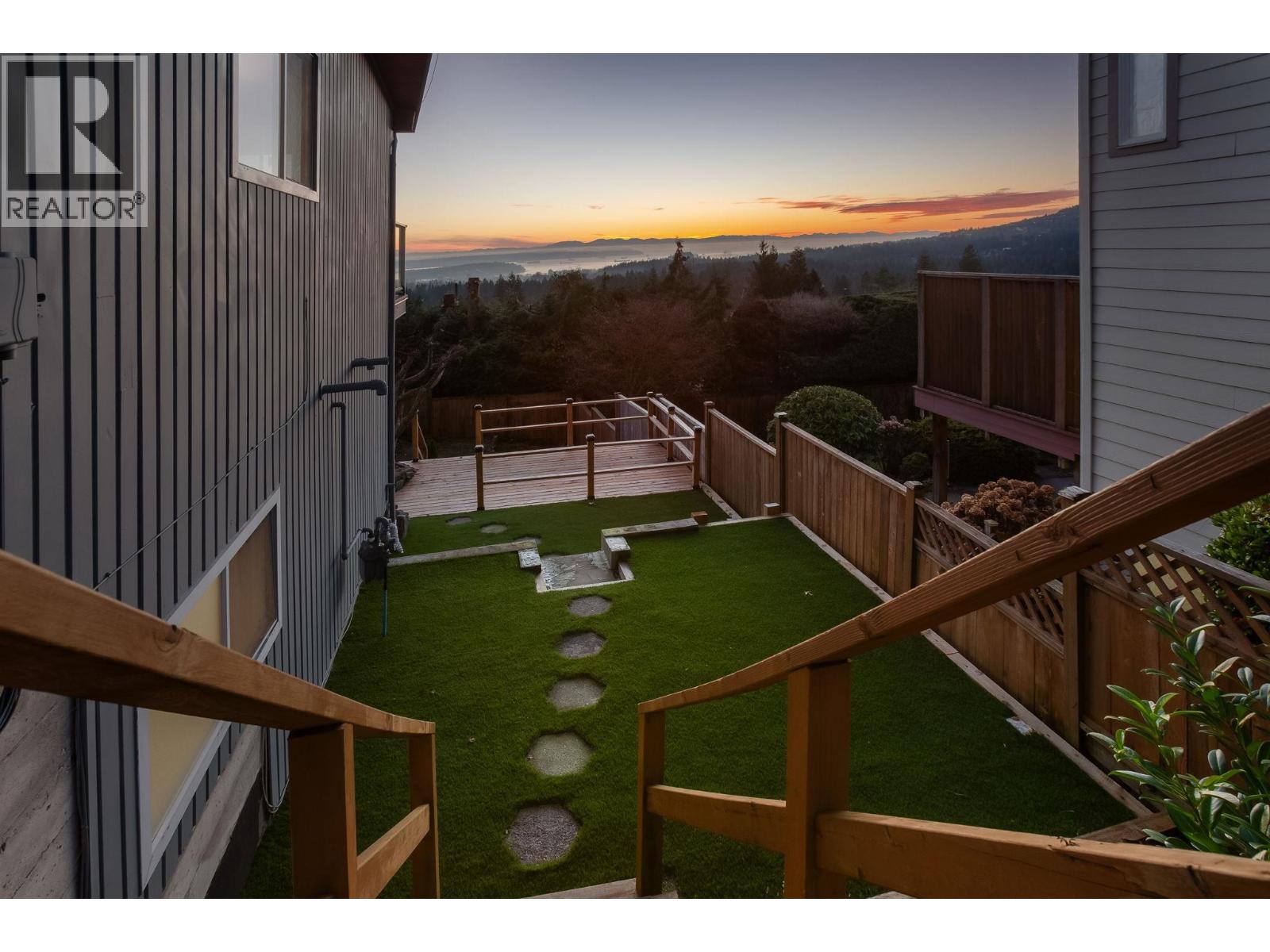 637 Alpine Court, North Vancouver, British Columbia  V7R 2L7 - Photo 9 - R3076159