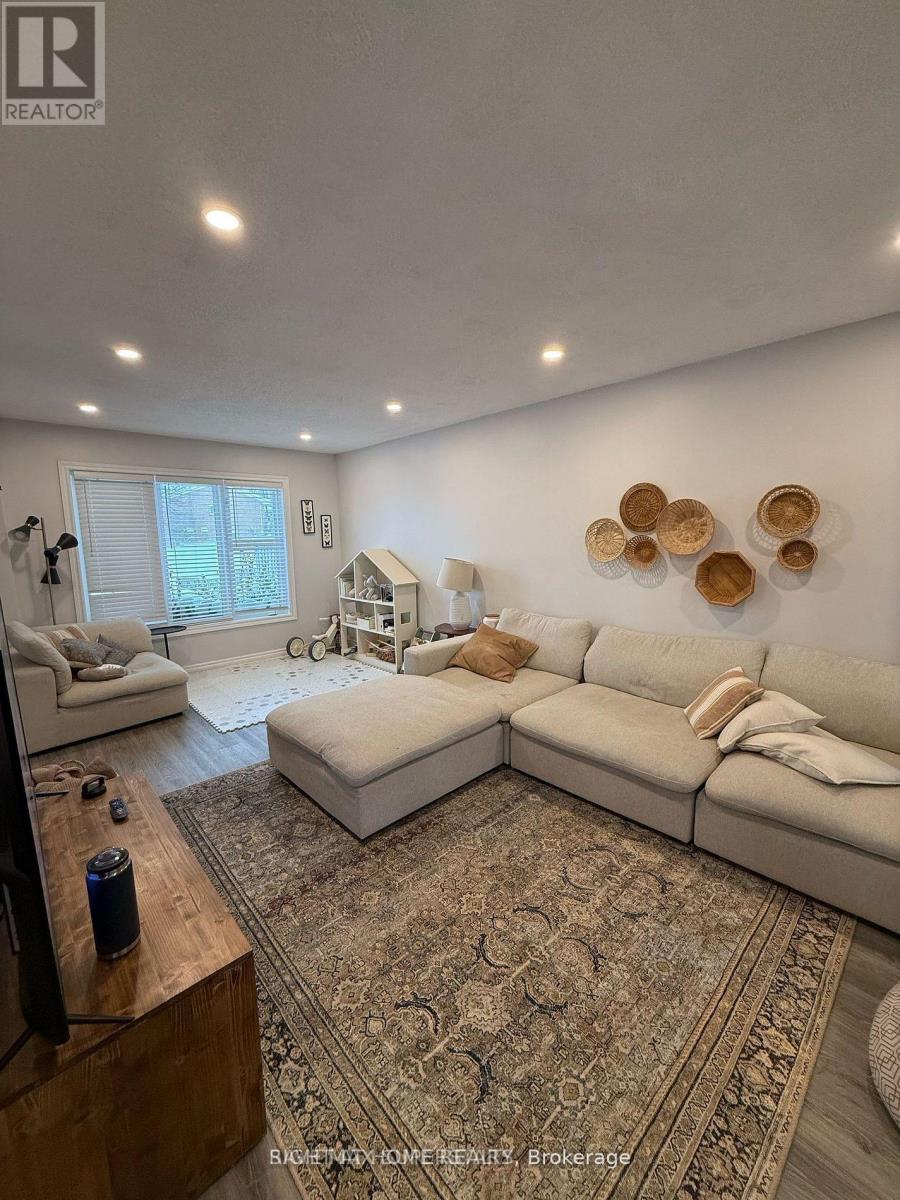 363 Leacock Drive, Barrie, Ontario  L4N 5S6 - Photo 2 - S12664438