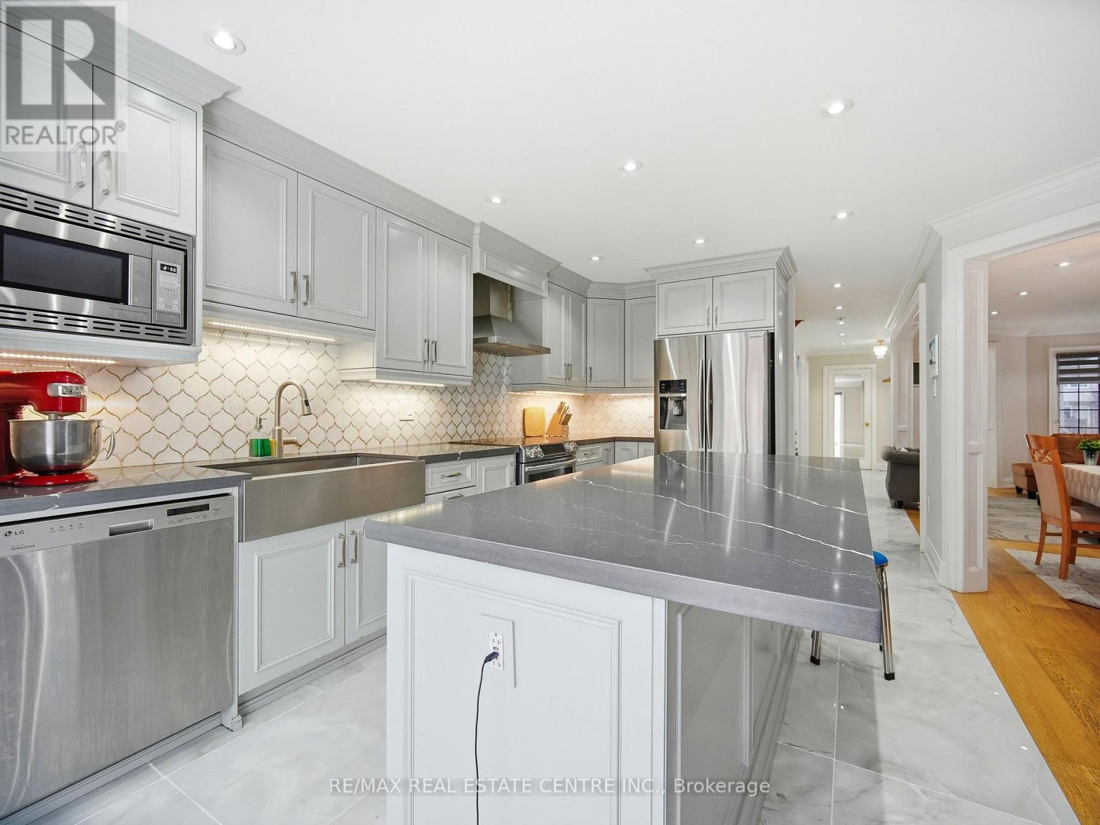 6 Mannel Crescent, Brampton, Ontario  L6Y 5E1 - Photo 10 - W12664436