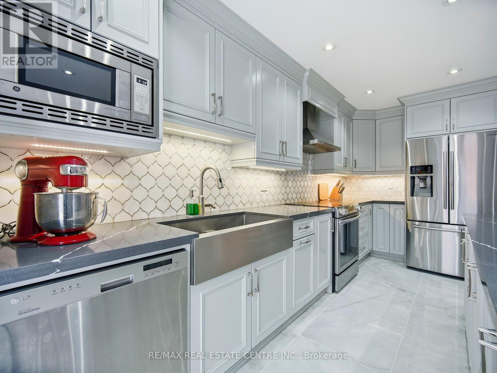 6 Mannel Crescent, Brampton, Ontario  L6Y 5E1 - Photo 11 - W12664436