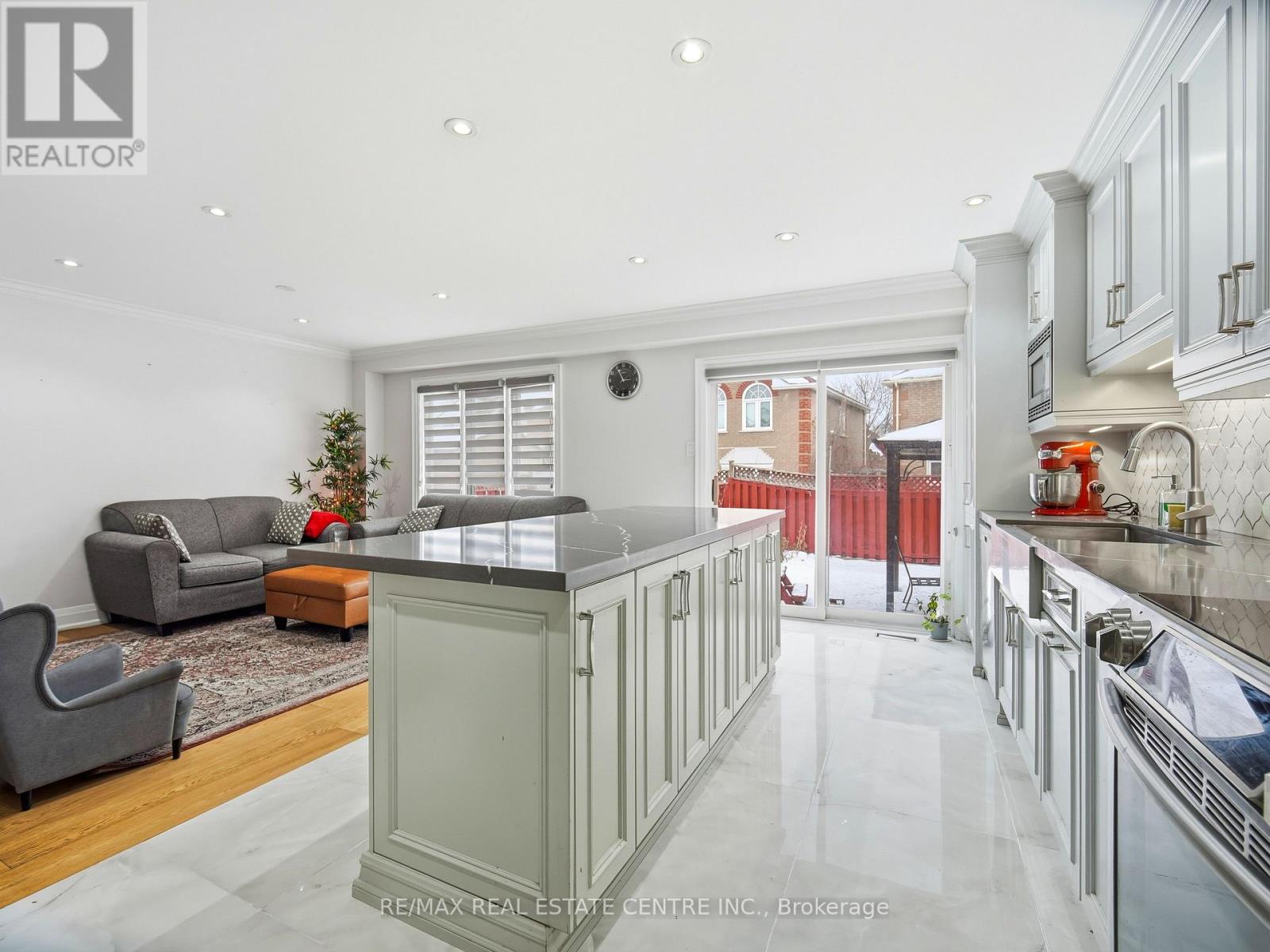 6 Mannel Crescent, Brampton, Ontario  L6Y 5E1 - Photo 14 - W12664436