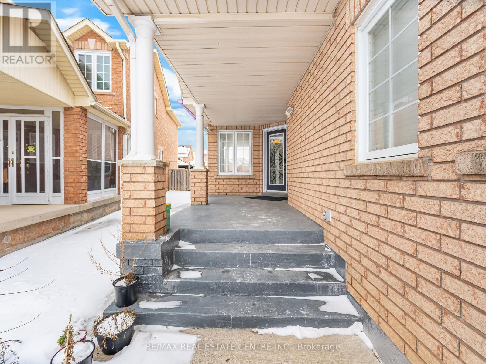 6 Mannel Crescent, Brampton, Ontario  L6Y 5E1 - Photo 4 - W12664436