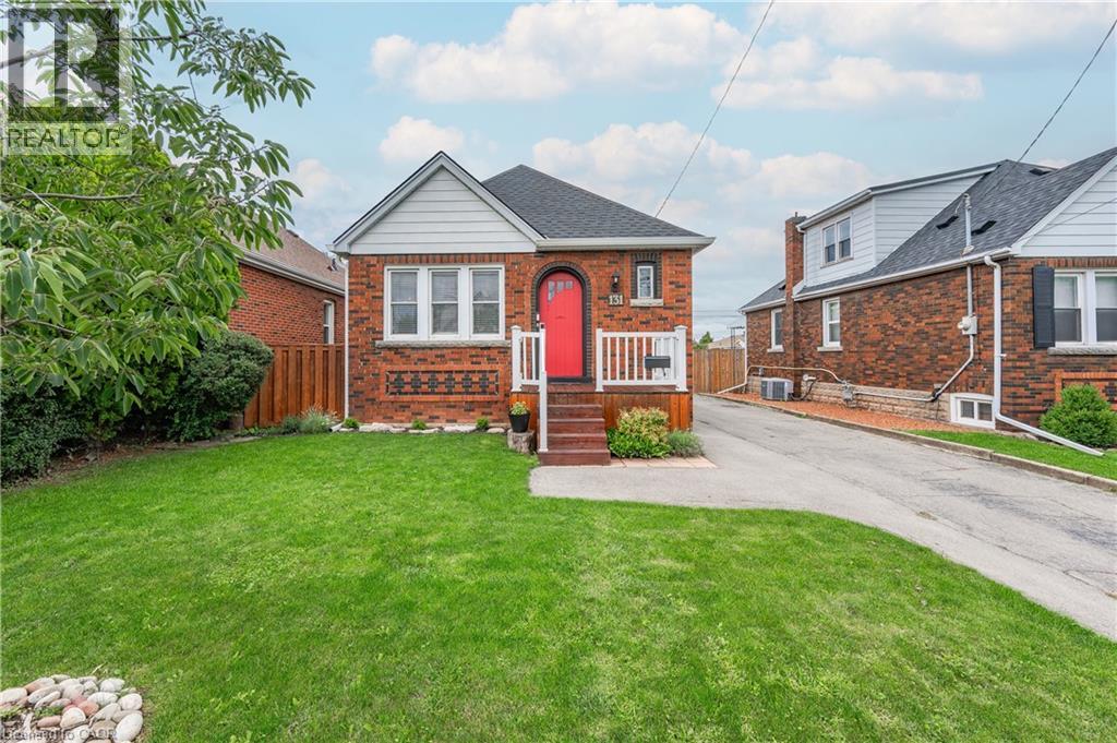 <div class="slider-price">$2,800 Monthly</div><p>131 Adeline Avenue, Hamilton, Ontario</p>