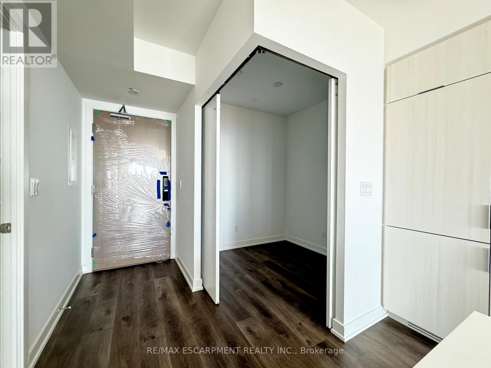 704 - 370 Martha Street, Burlington, Ontario  L7R 2P7 - Photo 10 - W12664510