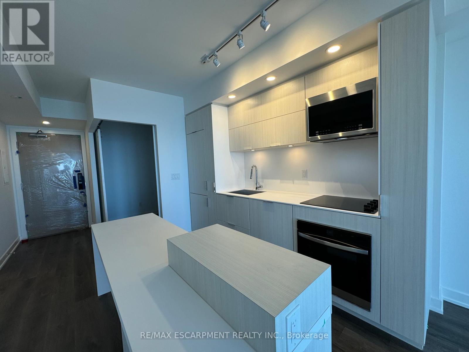 704 - 370 Martha Street, Burlington, Ontario  L7R 2P7 - Photo 13 - W12664510