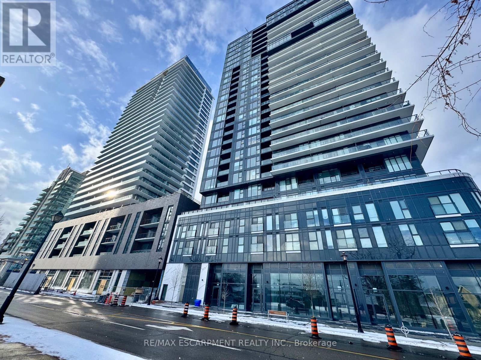 704 - 370 Martha Street, Burlington, Ontario  L7R 2P7 - Photo 2 - W12664510