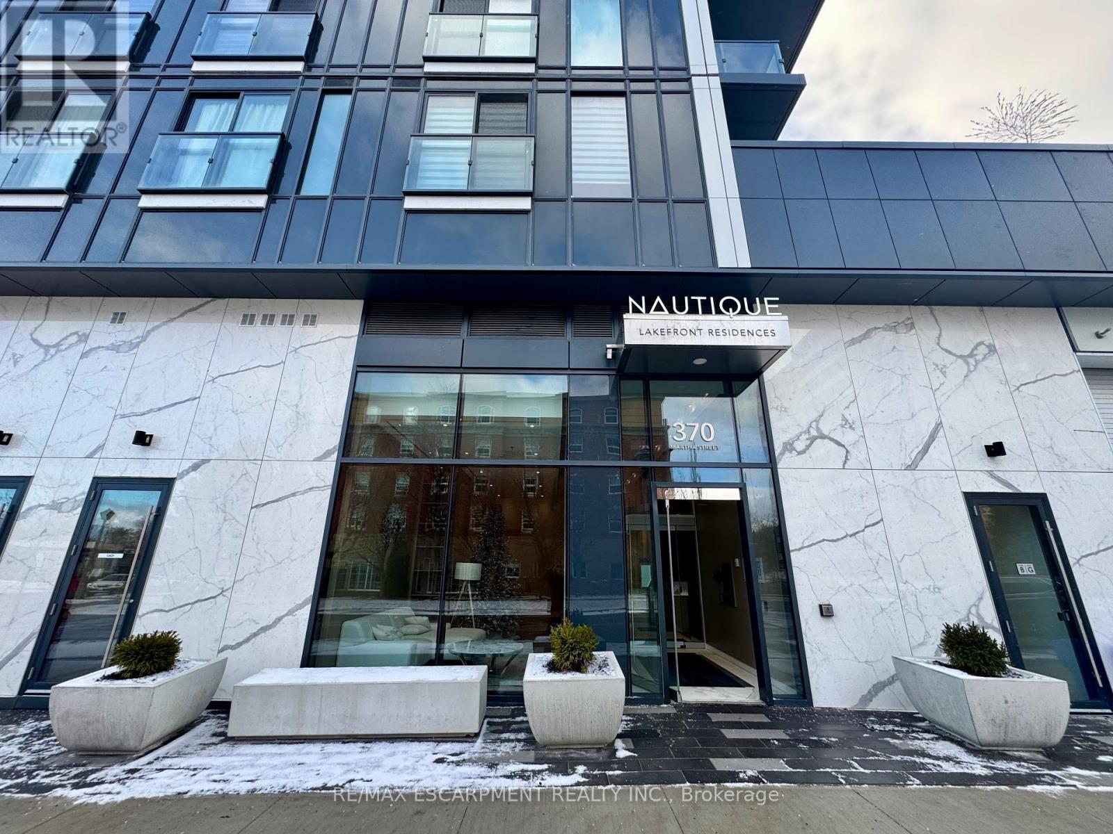 704 - 370 Martha Street, Burlington, Ontario  L7R 2P7 - Photo 3 - W12664510