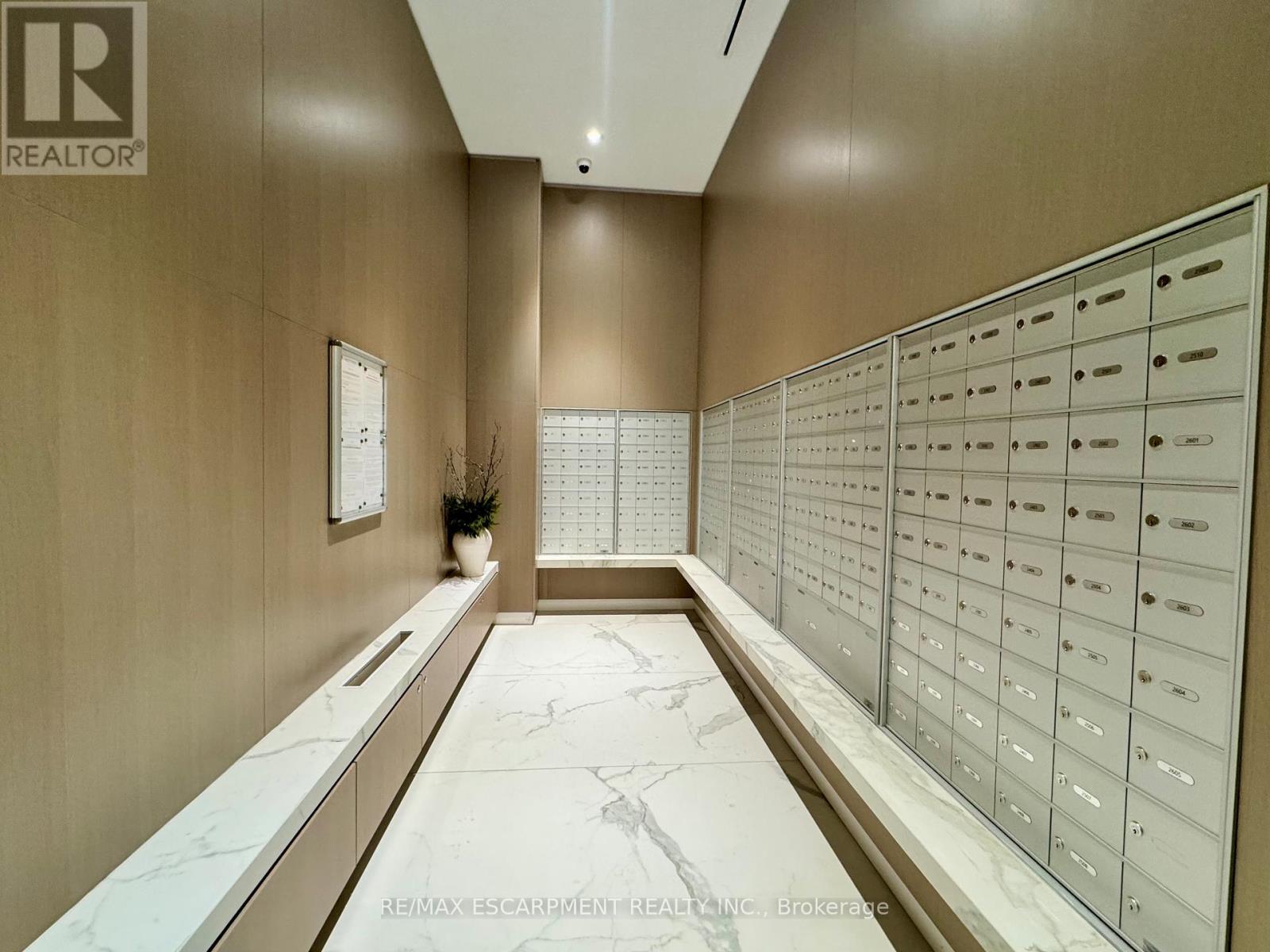 704 - 370 Martha Street, Burlington, Ontario  L7R 2P7 - Photo 6 - W12664510