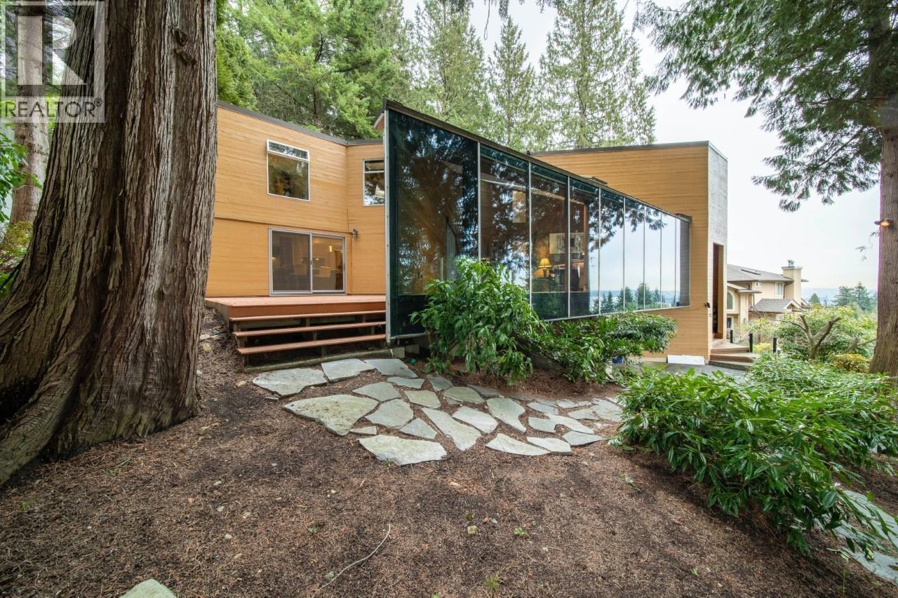 2222 Chairlift Road, West Vancouver, British Columbia  V7S 3G2 - Photo 3 - R3075449