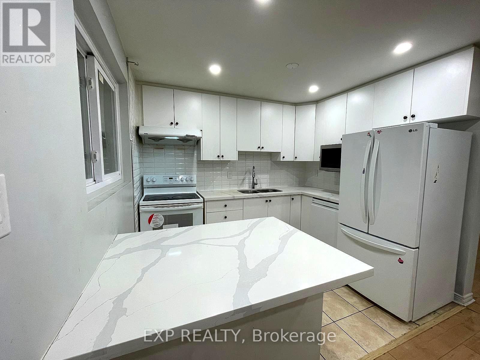 184 Hollyberry Trail, Toronto, Ontario  M2H 2P4 - Photo 5 - C12653314