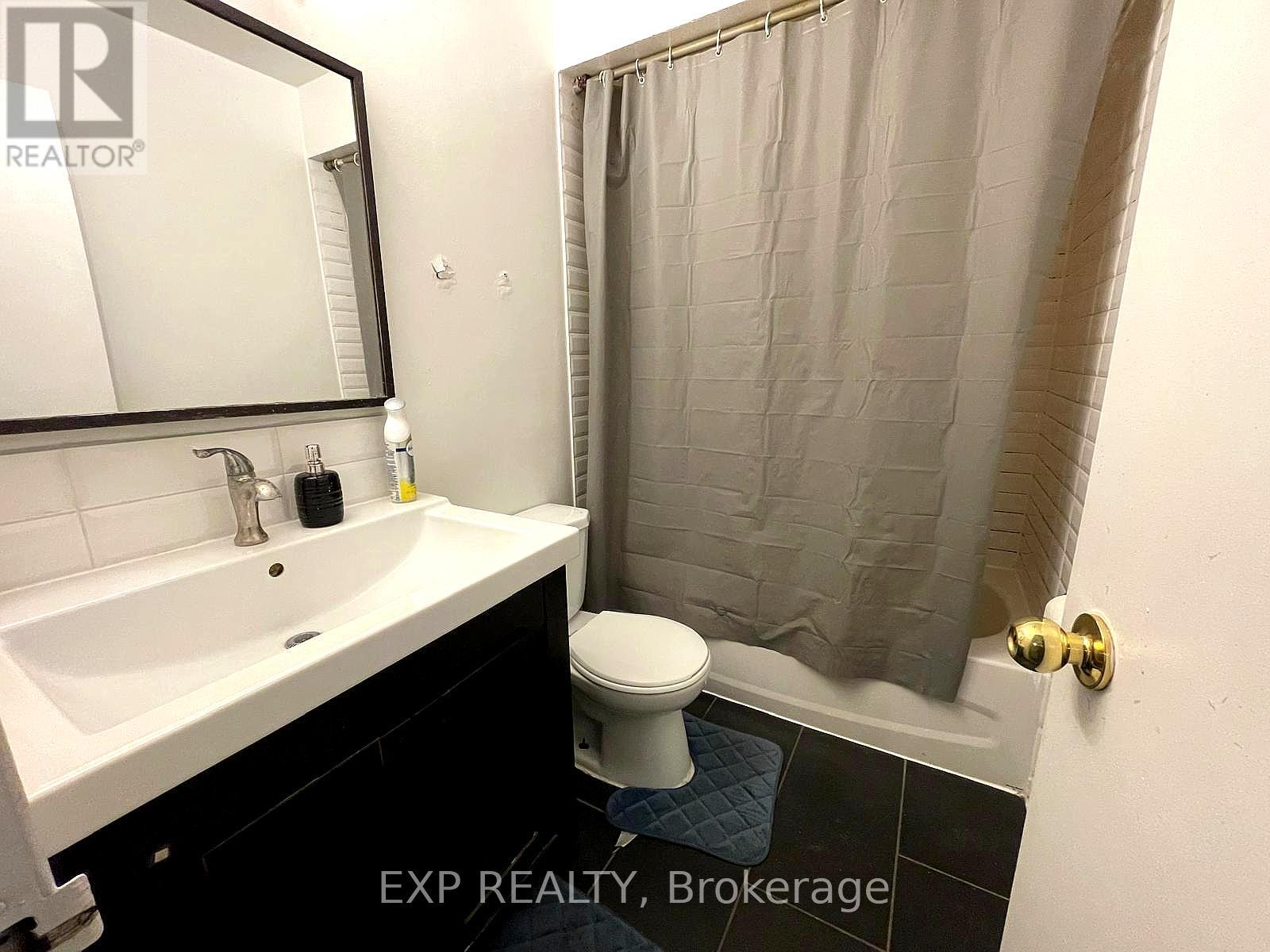 184 Hollyberry Trail, Toronto, Ontario  M2H 2P4 - Photo 6 - C12653314