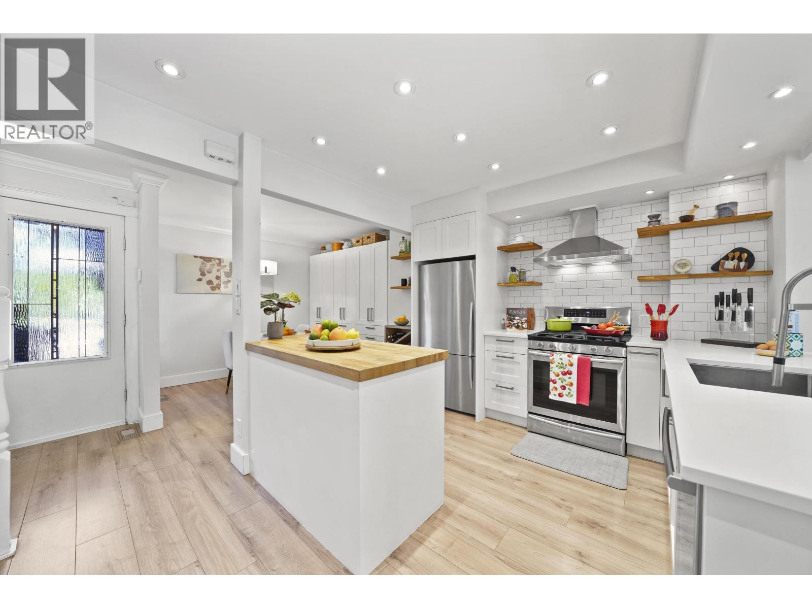 49 1910 Cedar Village Crescent, North Vancouver, British Columbia  V7J 3M5 - Photo 5 - R3076252