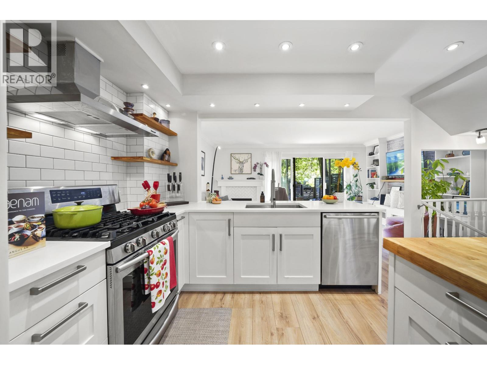 49 1910 Cedar Village Crescent, North Vancouver, British Columbia  V7J 3M5 - Photo 6 - R3076252