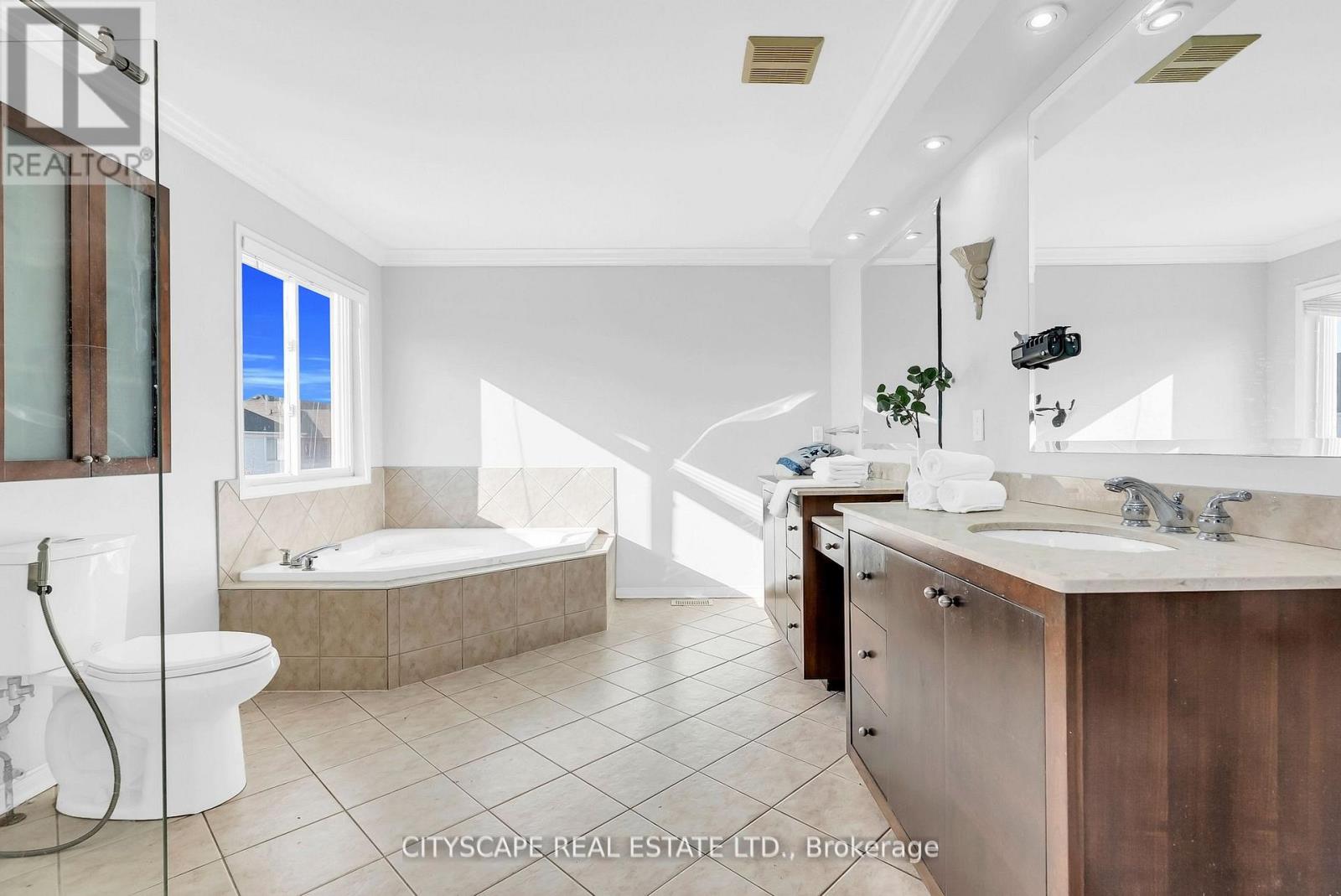 1048 Zimmerman Crescent, Milton, Ontario  L9T 5S8 - Photo 7 - W12664642