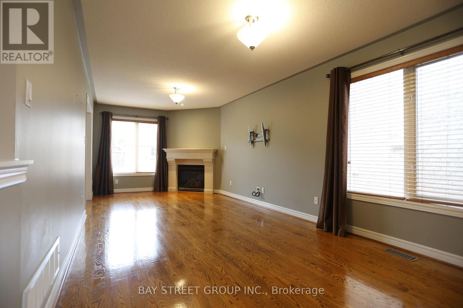 343 Vellore Avenue, Vaughan, Ontario  L4H 2Z1 - Photo 2 - N12664658