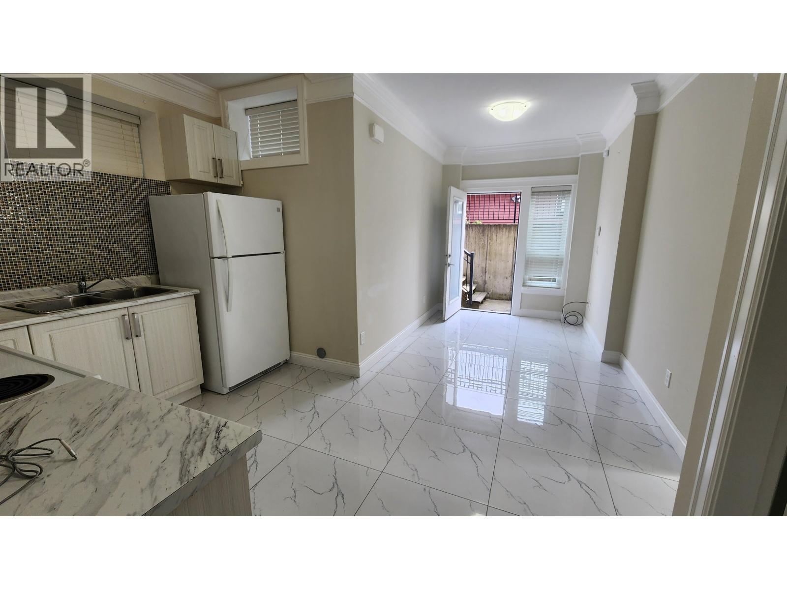 6008 Mckee Street, Burnaby, British Columbia  V5J 2V5 - Photo 4 - R3076286