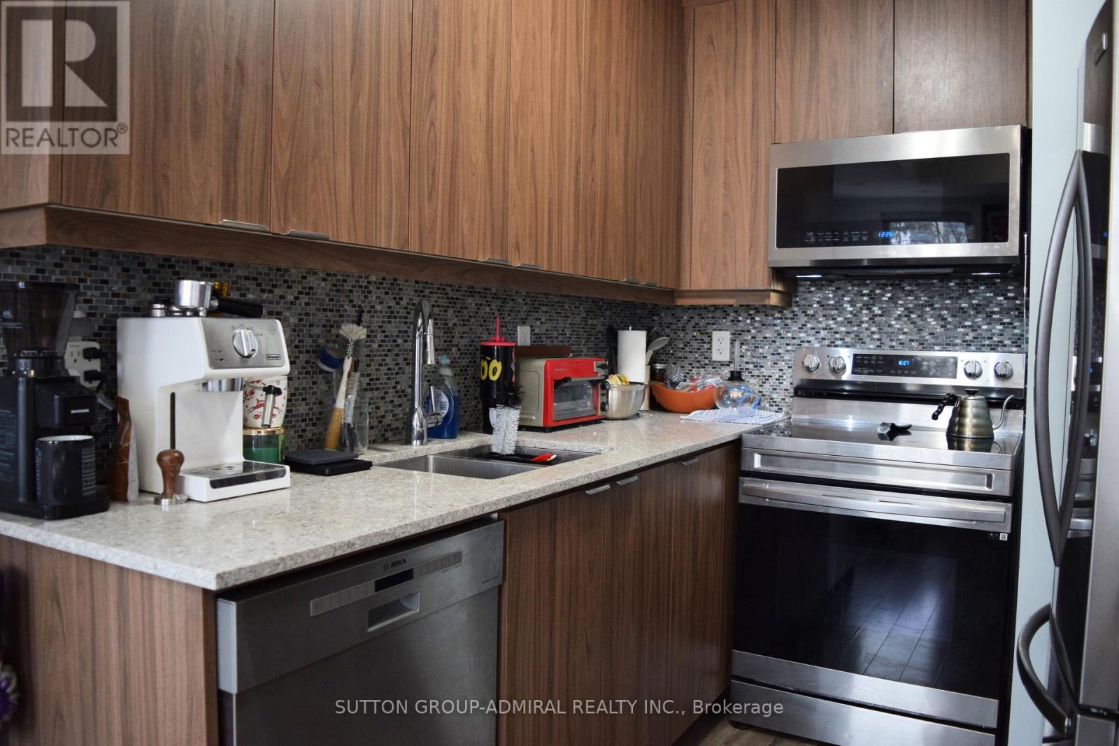 213 - 370 Hopewell Avenue, Toronto, Ontario M6E 2S2 - Photo 6 - W12661954