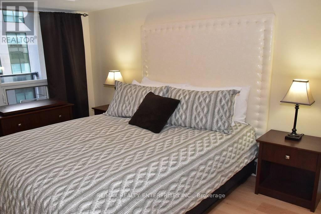 1509 - 20 BLUE JAYS WAY - Photo 16