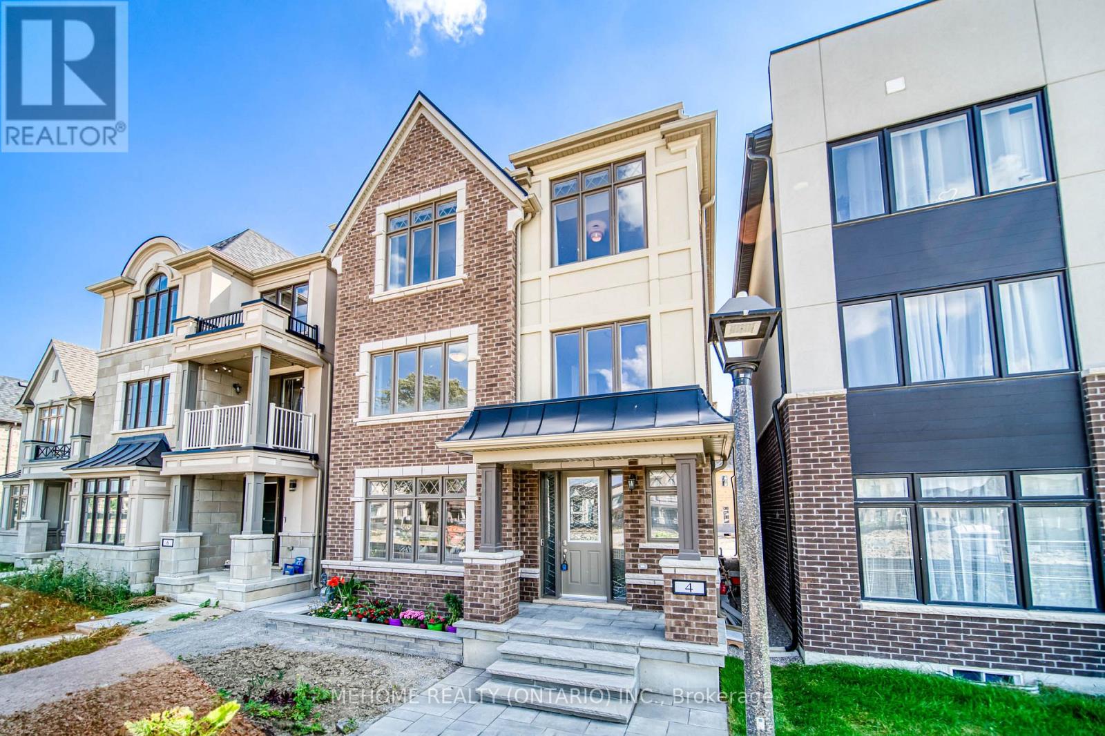 4 Pevensey Lane N, Markham, Ontario  L6C 1N6 - Photo 2 - N12664808