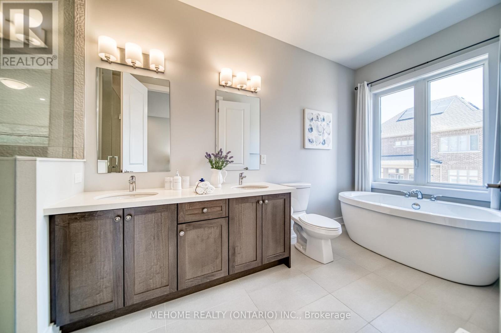 4 Pevensey Lane N, Markham, Ontario  L6C 1N6 - Photo 21 - N12664808