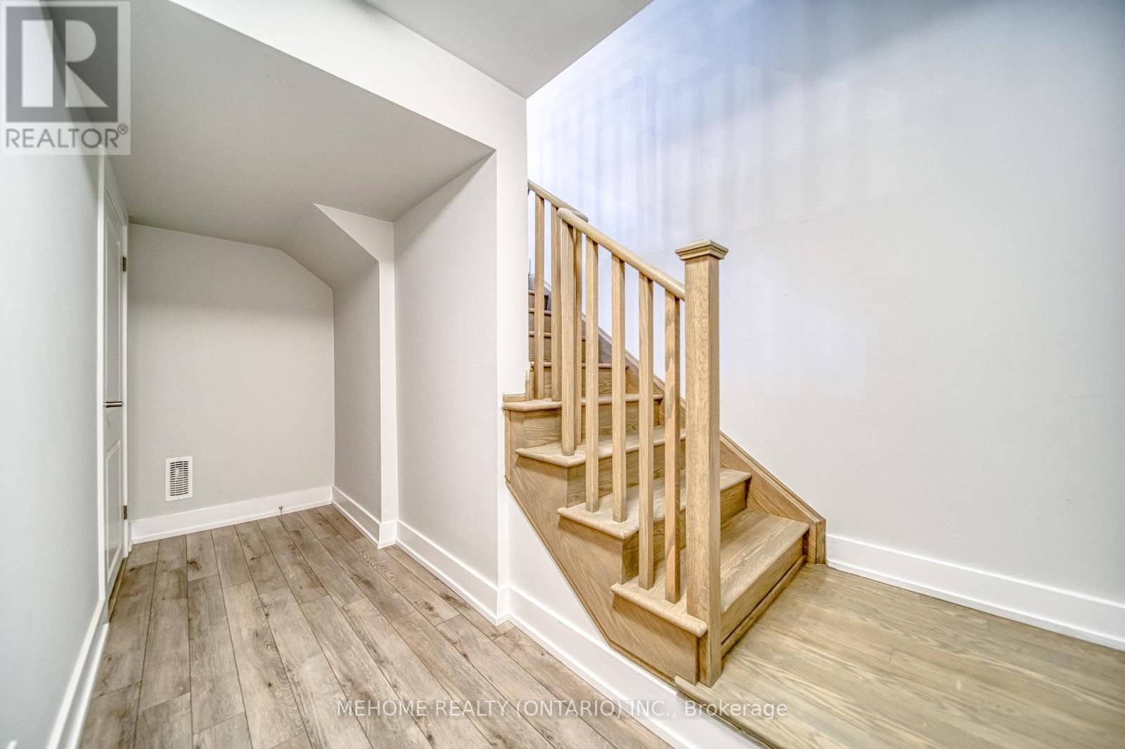 4 Pevensey Lane N, Markham, Ontario  L6C 1N6 - Photo 35 - N12664808