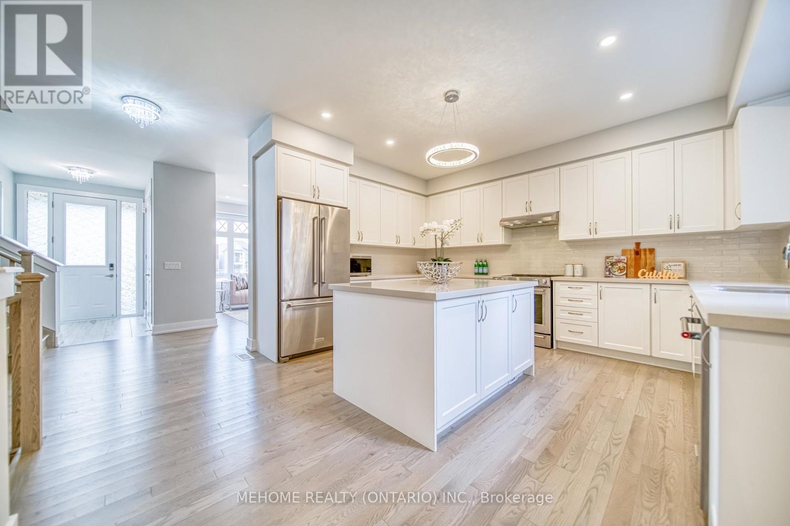 4 Pevensey Lane N, Markham, Ontario  L6C 1N6 - Photo 5 - N12664808