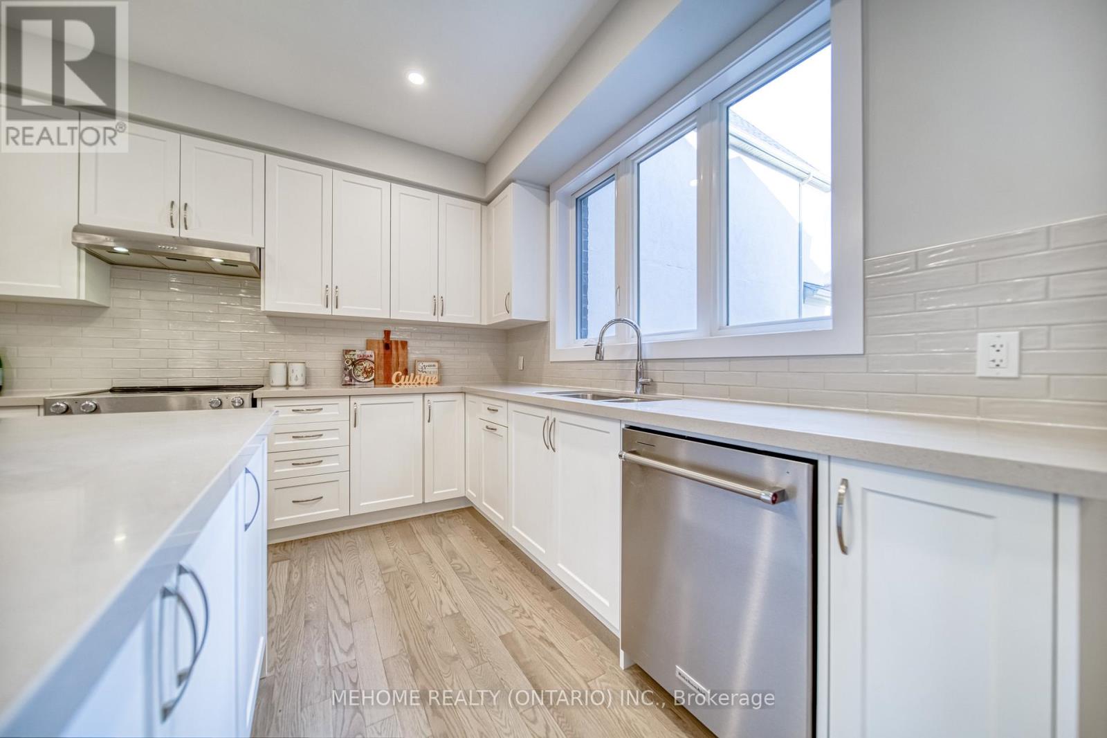 4 Pevensey Lane N, Markham, Ontario  L6C 1N6 - Photo 7 - N12664808