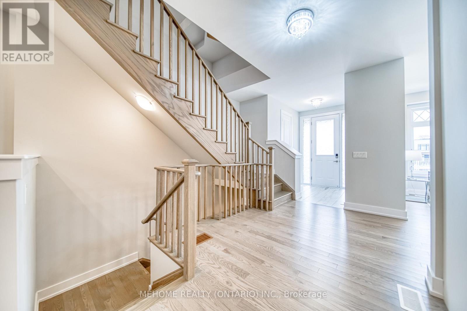 4 Pevensey Lane N, Markham, Ontario  L6C 1N6 - Photo 8 - N12664808