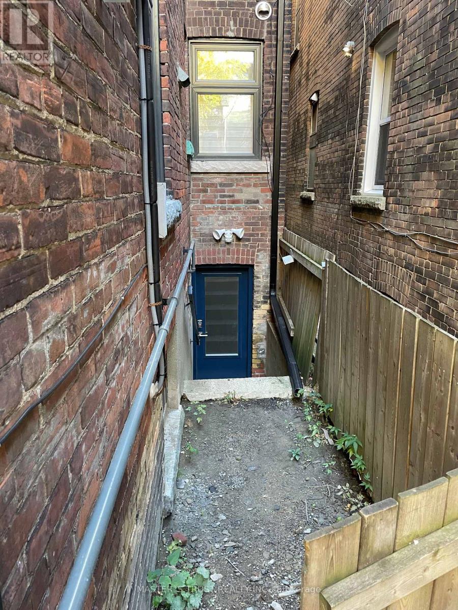 Lower Unit - 370 Lippincott Street, Toronto, Ontario  M5S 2P7 - Photo 8 - C12664908