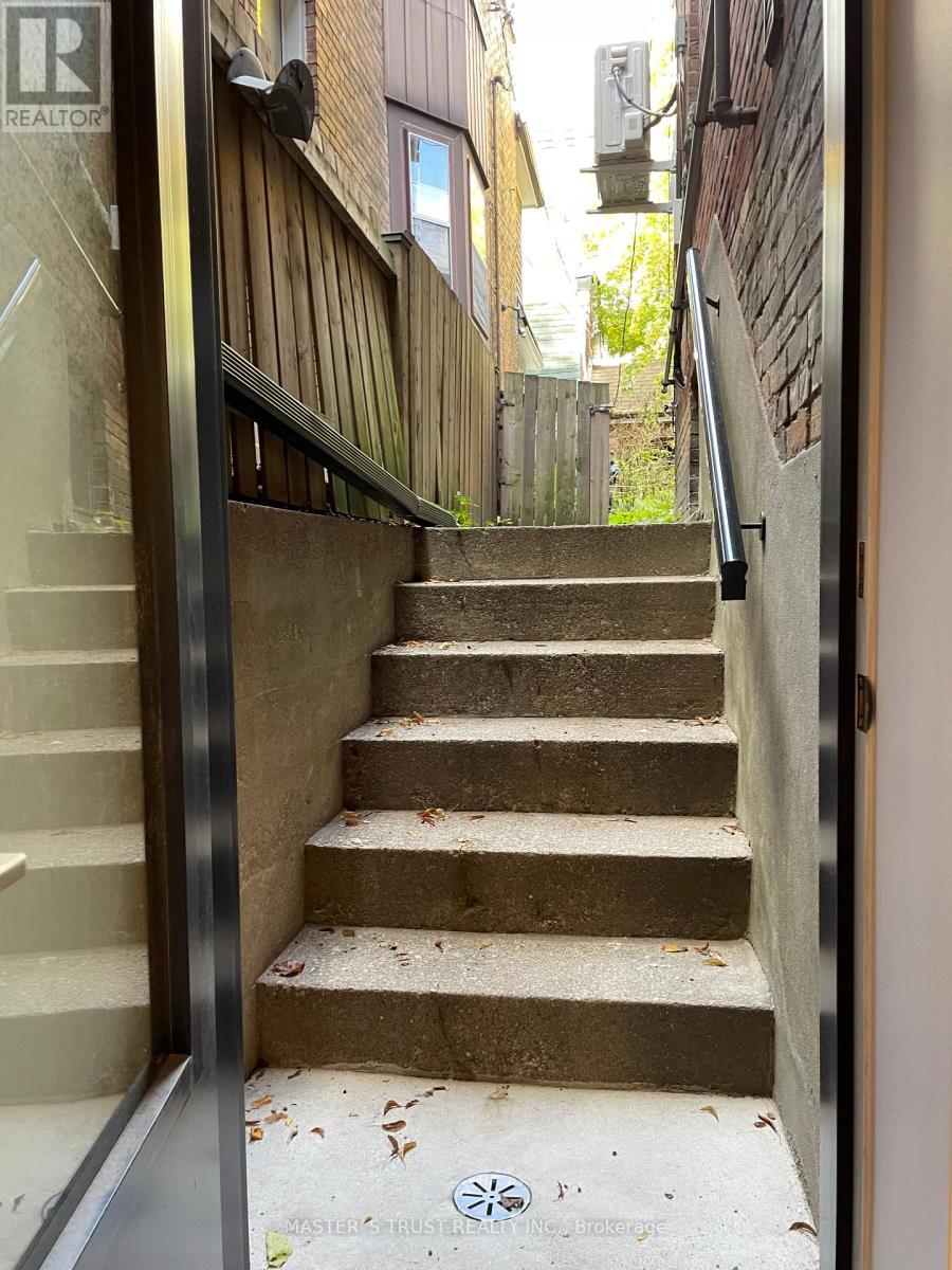 Lower Unit - 370 Lippincott Street, Toronto, Ontario  M5S 2P7 - Photo 9 - C12664908