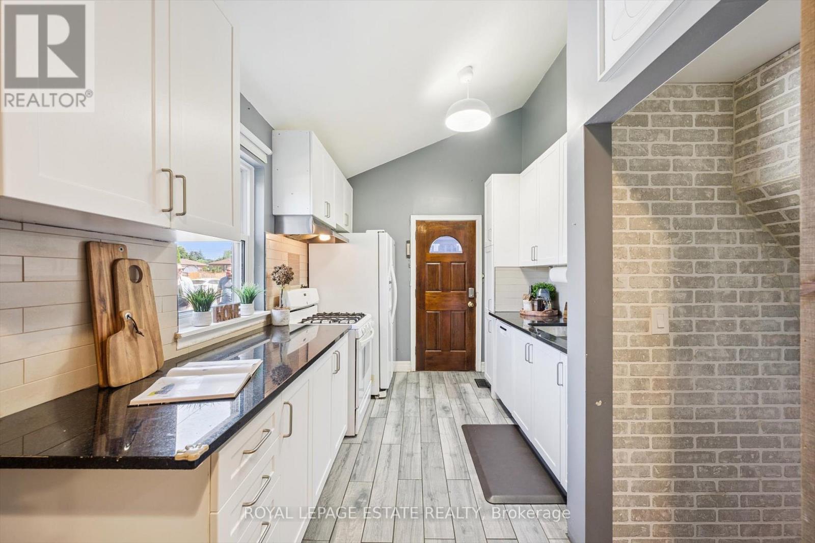 57 Nanwood Drive, Brampton, Ontario  L6W 1M1 - Photo 8 - W12664904