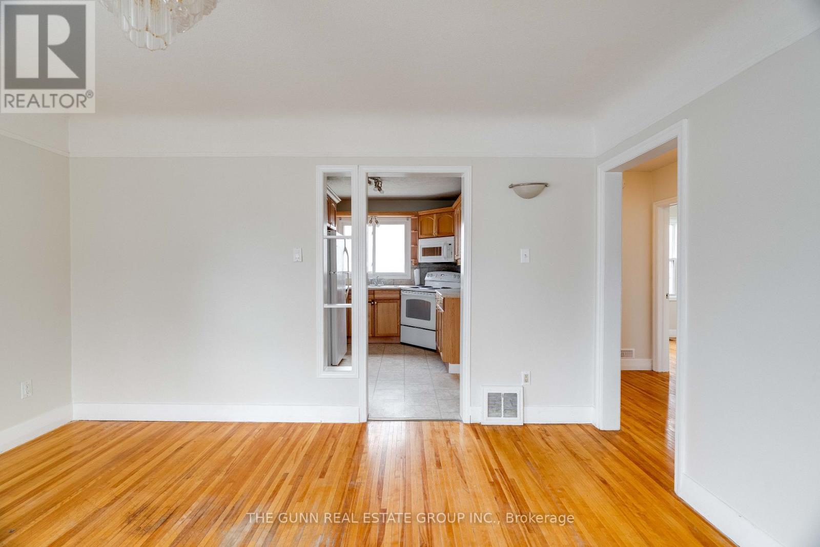 Photo 2 of 46 for 118 St Julien Street W