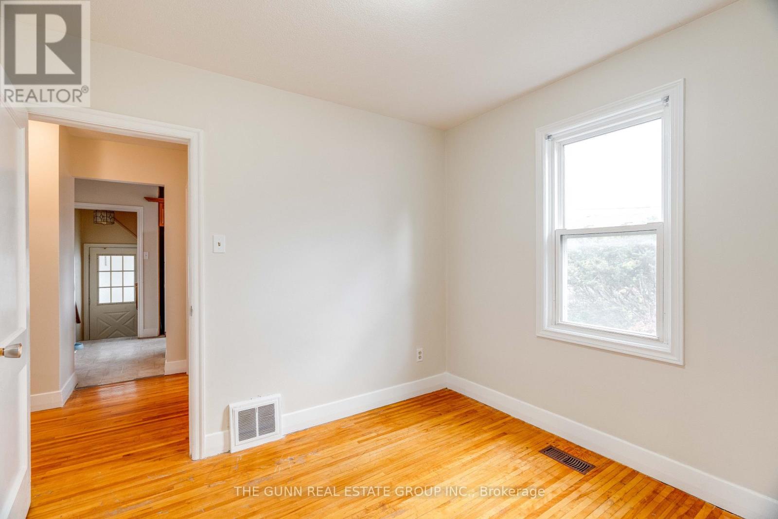 Photo 22 of 46 for 118 St Julien Street W