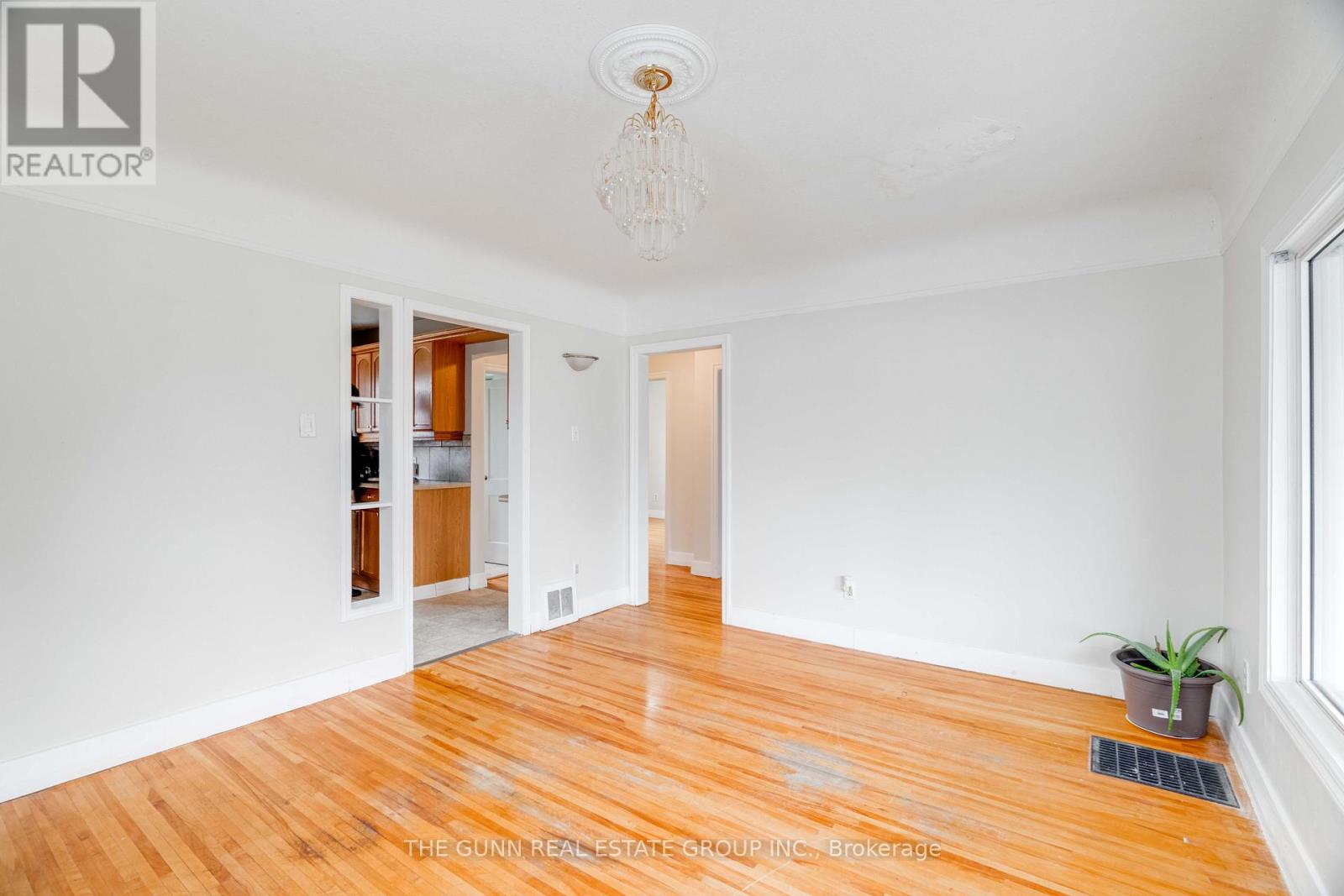 Photo 5 of 46 for 118 St Julien Street W