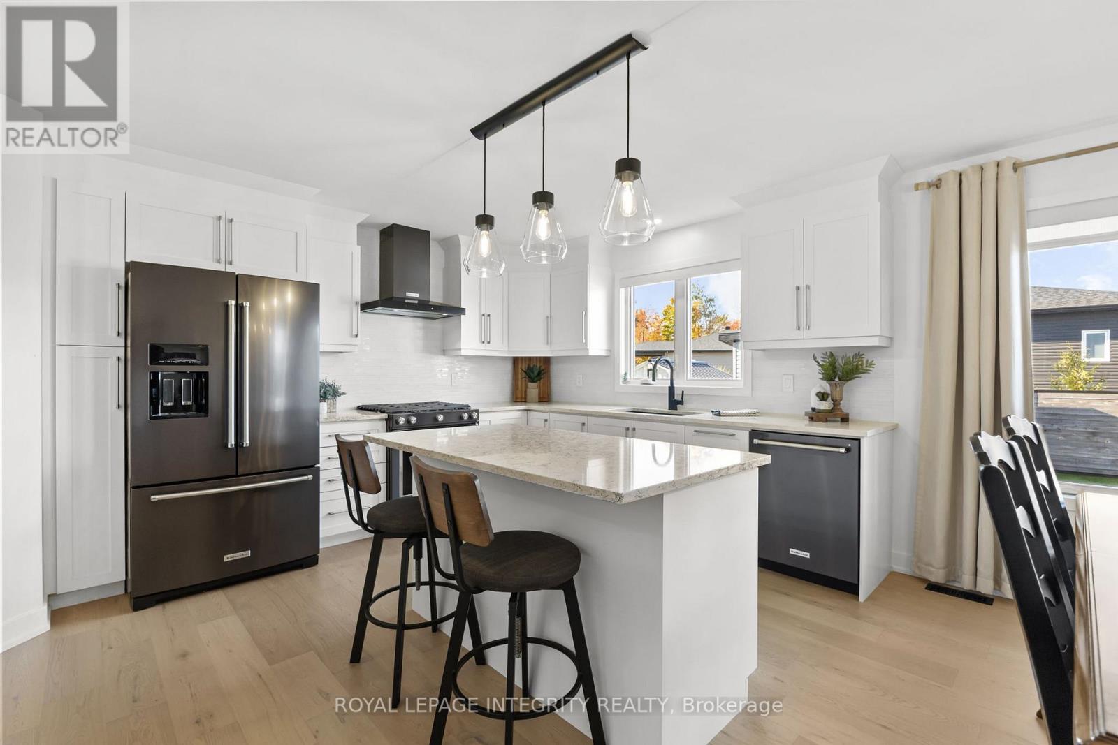 204 Hybrid Street, Russell, Ontario  K0A 1W0 - Photo 9 - X12467637