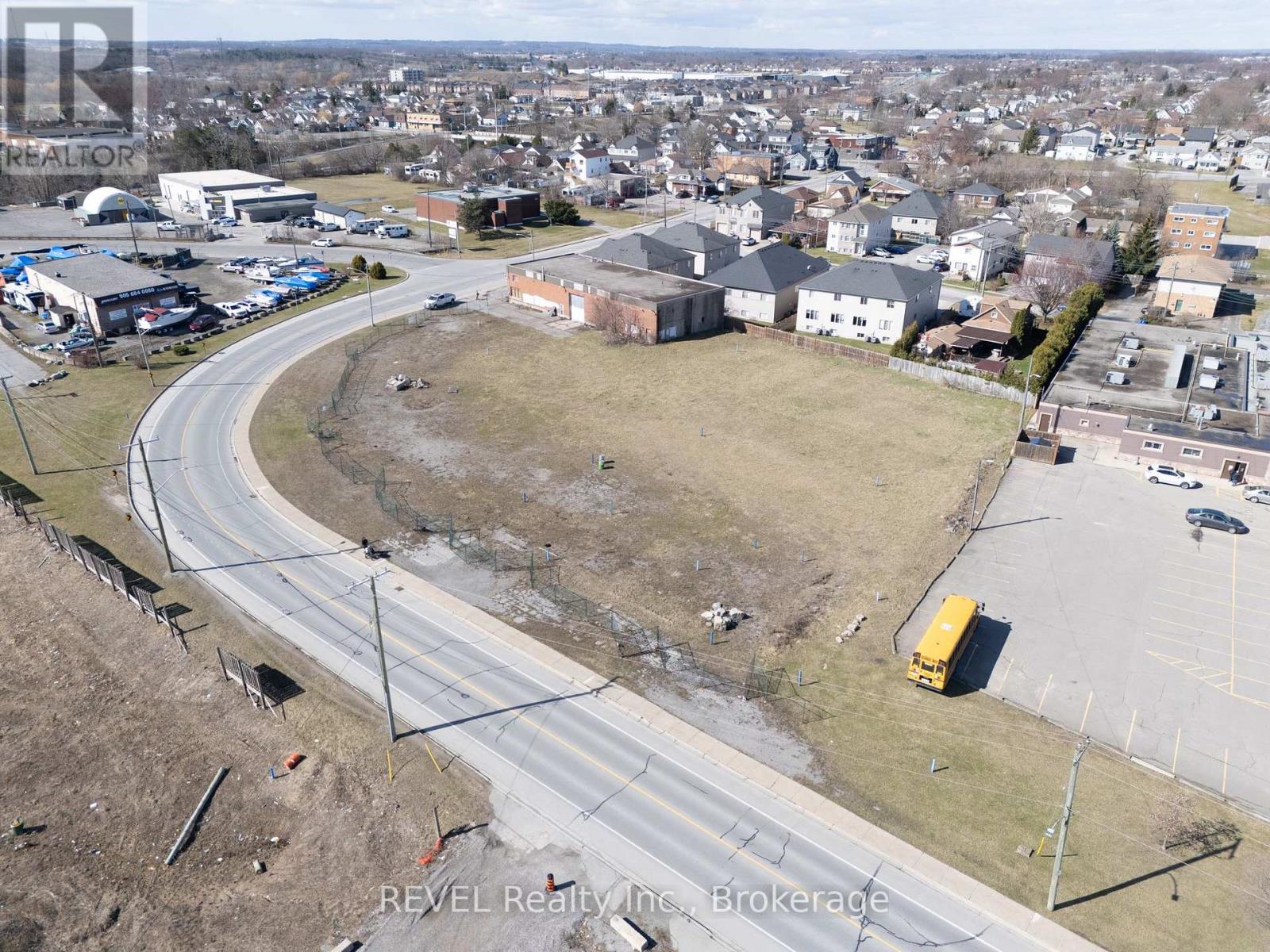 75 Ormond Street S, Thorold, Ontario  L2V 3E9 - Photo 2 - X12665010