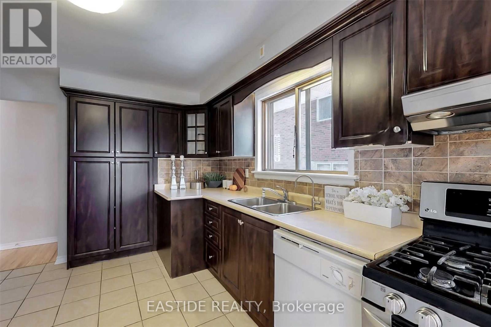 131 Roywood Drive, Toronto, Ontario  M3A 2E2 - Photo 5 - C12664926