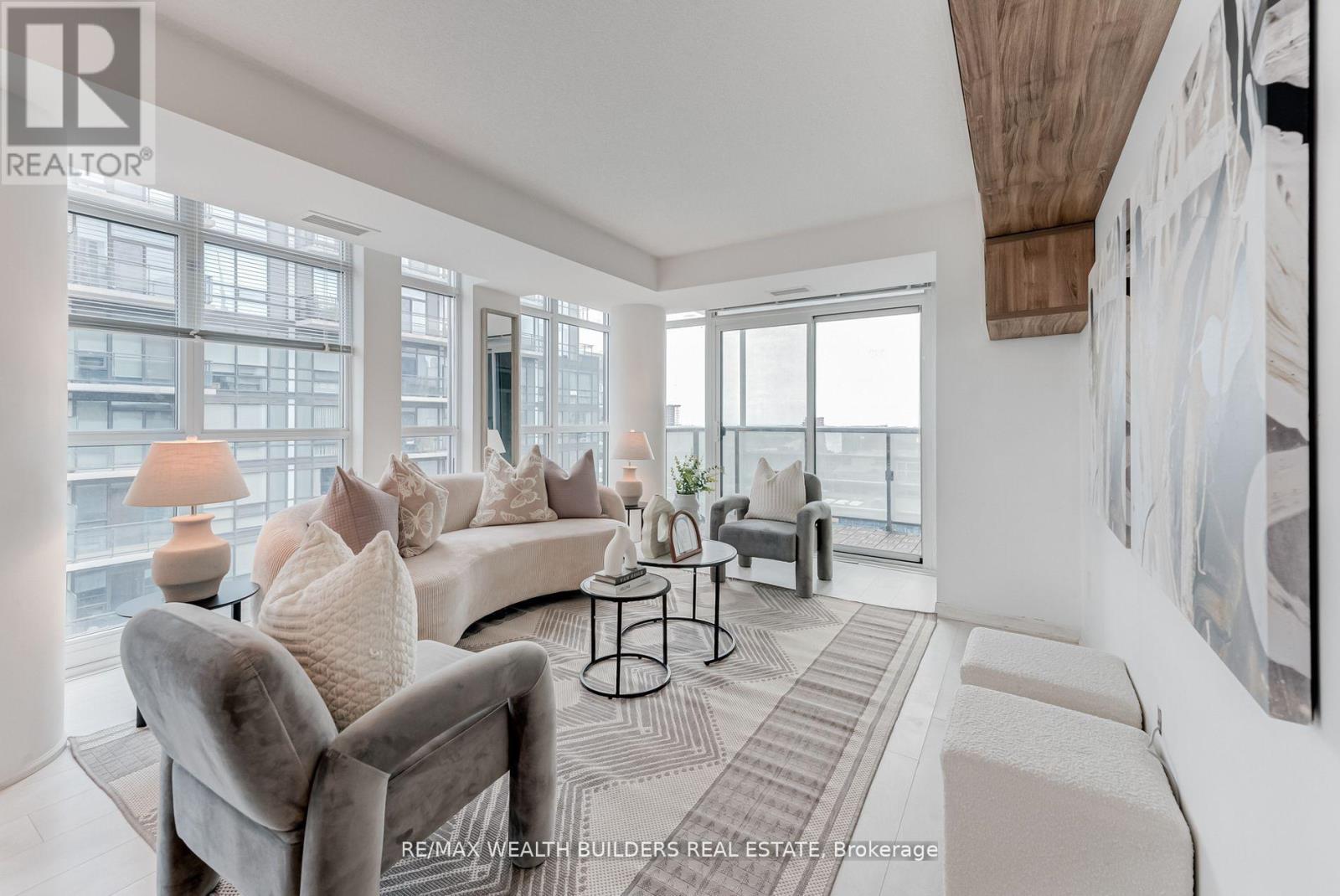 2322 - 400 Adelaide Street E, Toronto, Ontario  M5A 4S3 - Photo 2 - C12665030