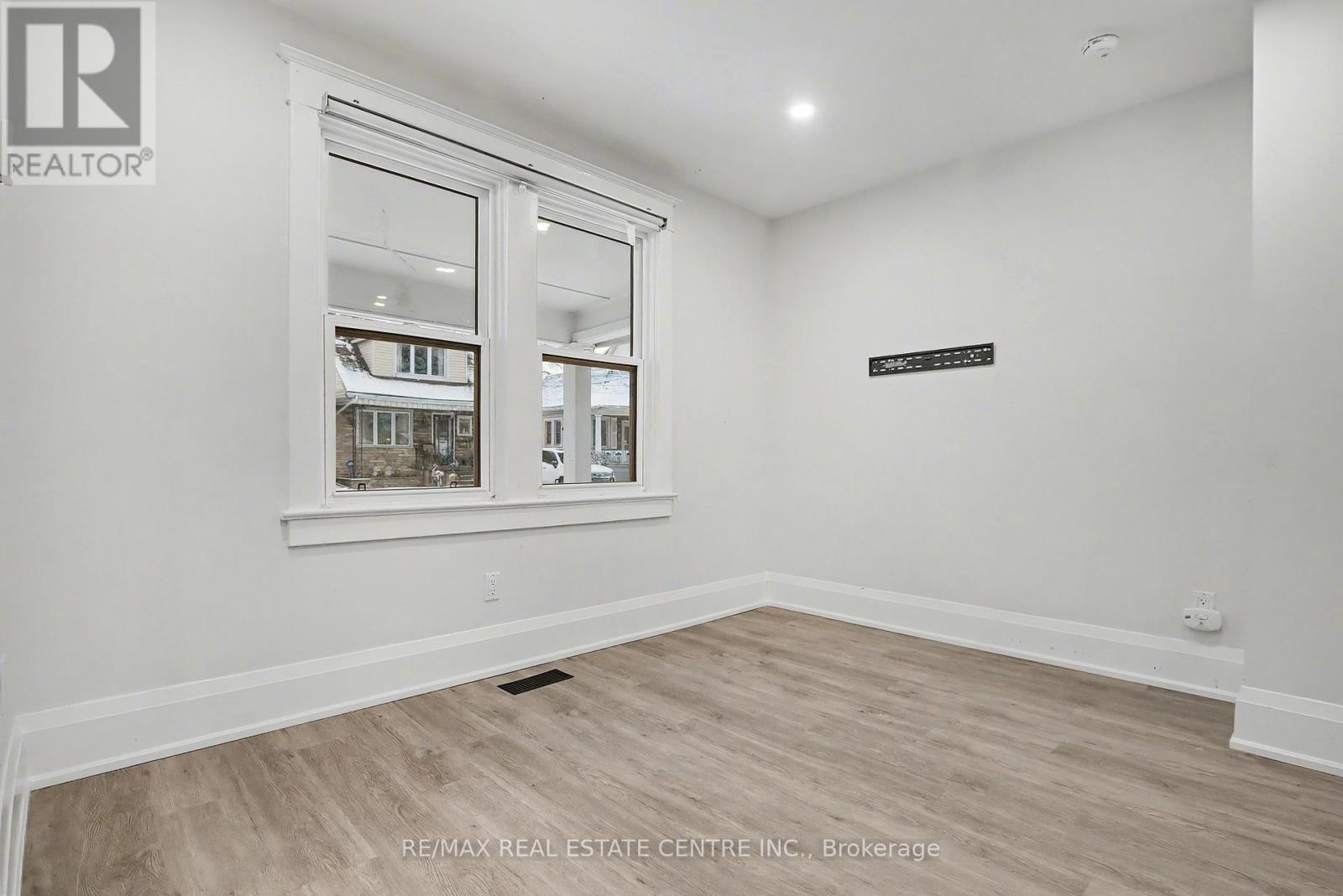 33 Dalkeith Avenue, Hamilton, Ontario  L8L 3J3 - Photo 5 - X12664998